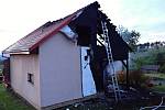 Rodinný dům v Loučce na Valašskomeziříčsku poničený požárem; neděle 22. května 2022