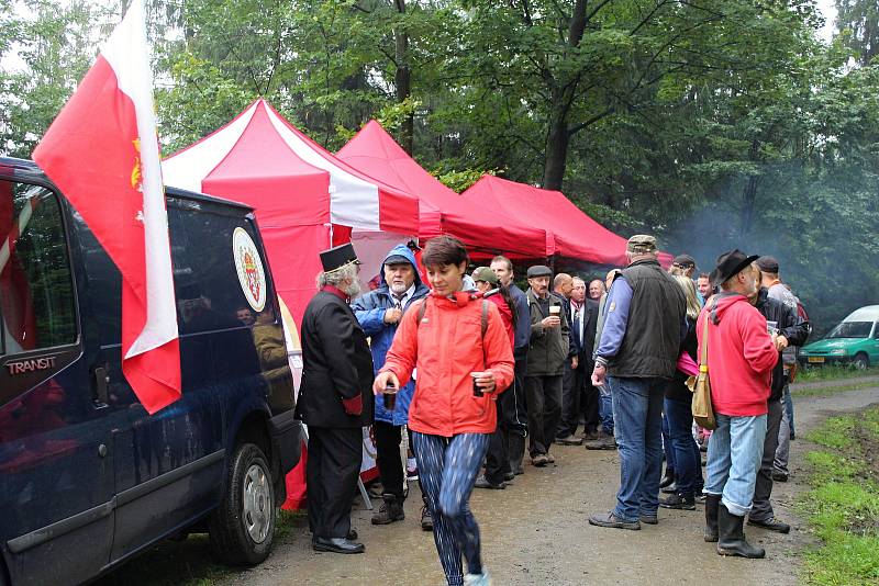 Vedení obcí Branky, Oznice, Poličná a Jarcová na neděli 3. září 2017 připravila slavnostní odhalení nové informační tabule u pískovcového památníku Františka Josefa I. v lokalitě Na Pasekách. I přes nepřízeň počasí na akci dorazily desítky lidí.