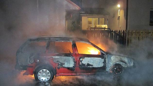 Noční požár auta v Hošťálkové.