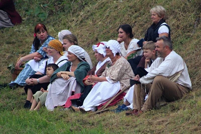 Na 130 účinkujících se v sobotu 13. července 2019 představilo stovkám diváků v bitevní ukázce z dob Marie Terezie na 10. portášských slavnostech ve Valašské Bystřici.