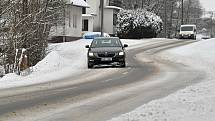 Na silnici v Hošťálkové na Vsetínsku ležely v pondělí dopoledne zbytky rozježděného sněhu.