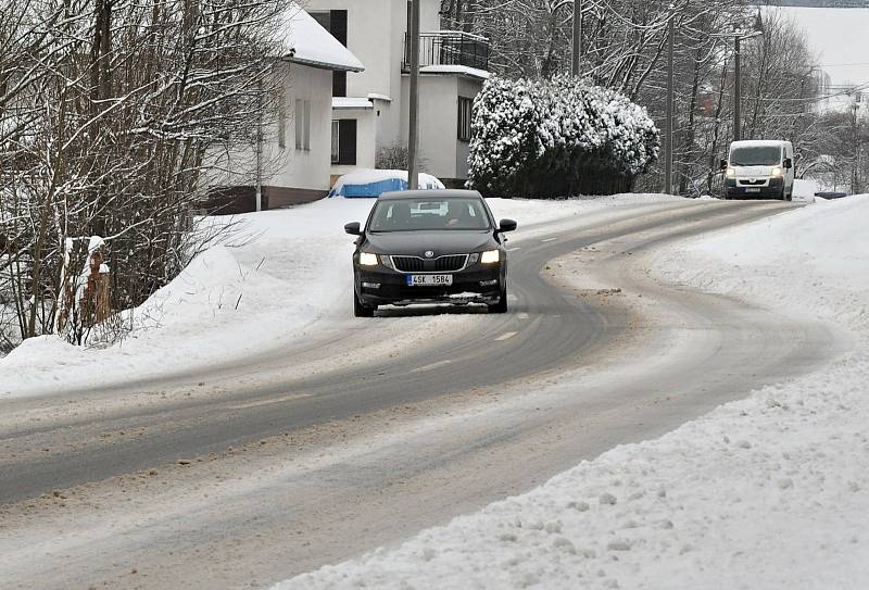 Na silnici v Hošťálkové na Vsetínsku ležely v pondělí dopoledne zbytky rozježděného sněhu.