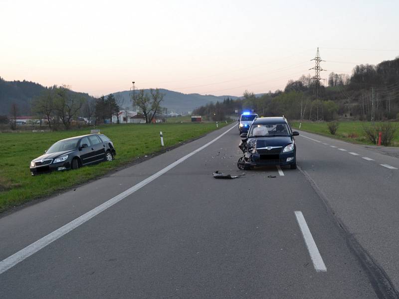 Při dvou nedělních dopravních nehodách hrála hlavní roli nepozornost. Zranili se čtyři lidé.