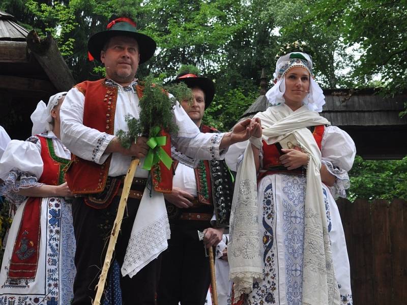 Ve Valašském muzeu v přírodě v Rožnově pod Radhoštěm byla v neděli 30. června 2013 odpoledne k vidění krojovaná valašská svatba. Předvedli ji členové souborů Hafery, Vranečka a Javořina