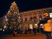 Na rožnovském Masarykově náměstí v pátek 28. listopadu 2014 slavnostně rozsvítili vánoční strom a představili Betlém karpatského lidu. Programu přihlížely stovky lidí.