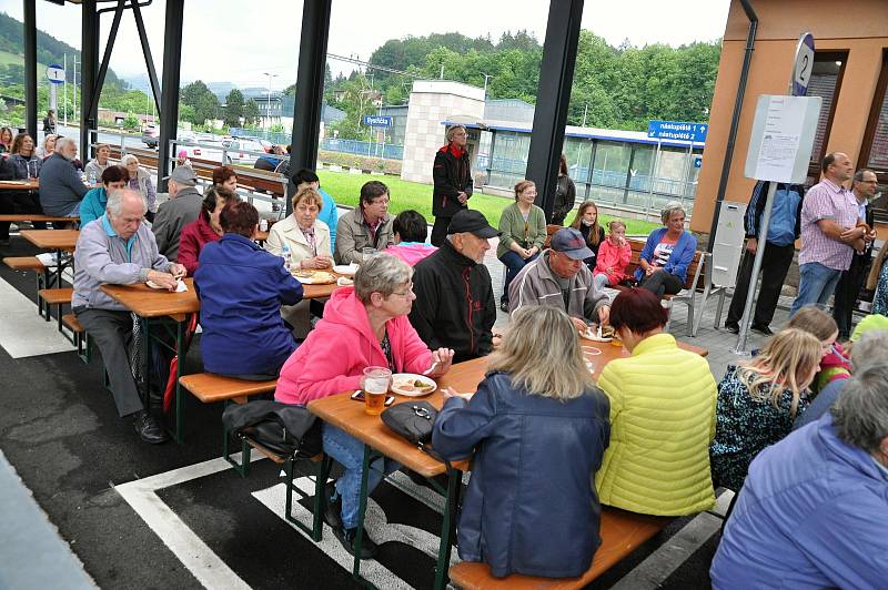 Obyvatelé obce Bystřička na Vsetínsku přihlížejí slavnostnímu otevření nového dopravního terminálu v obci; pátek 19. června 2020