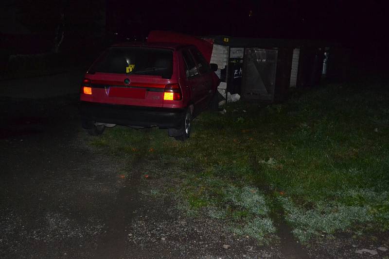 Devatenáctiletý řidič Škody Felicie, který usedl za volant s téměř dvěma promile alkoholu v krvi, narazil do zděného přístřešku na popelnice v Jablůnce.