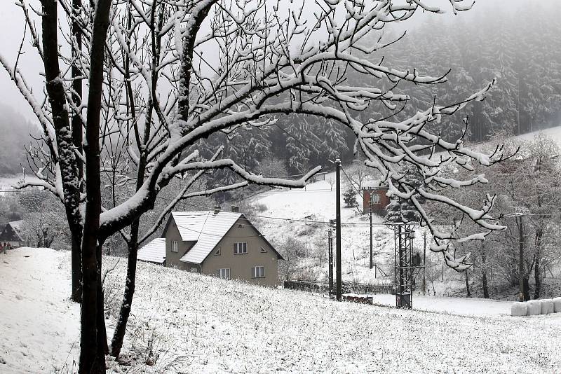 První sníh na silnici na kopci Sirákov nad obcí Liptál.