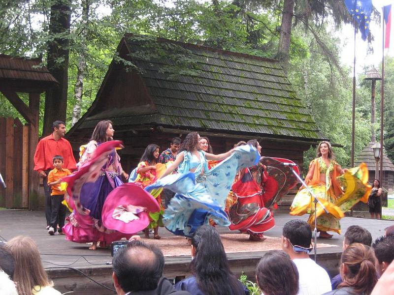 V rožnovském skanzenu v sobotu 24. července vystoupily hudební a taneční festival Romská píseň. Soubory z Maďarska, Slovenska i České republiky nabídly návštěvníkům možnost seznámit se s romskou kulturou.