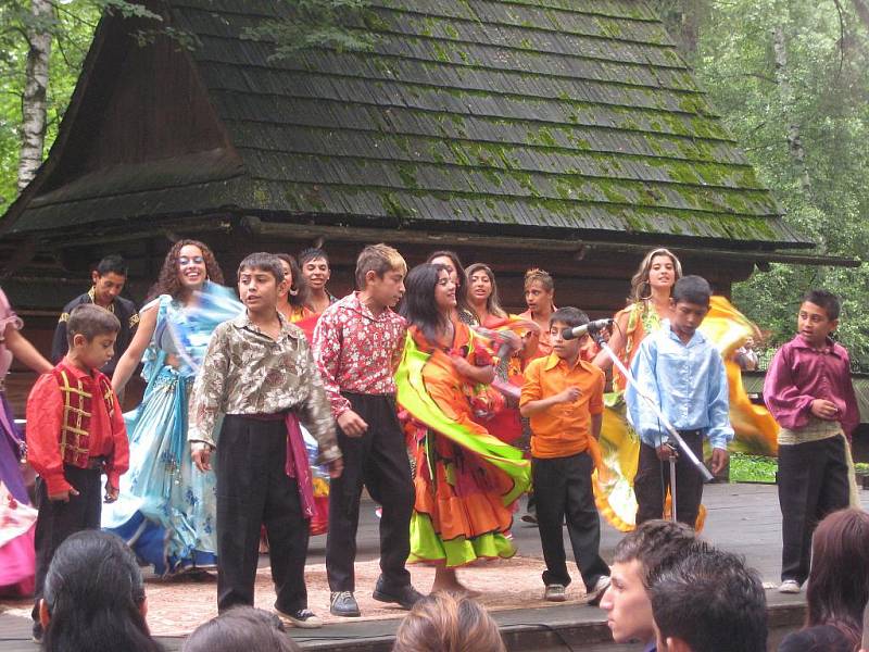 V rožnovském skanzenu v sobotu 24. července vystoupily hudební a taneční festival Romská píseň. Soubory z Maďarska, Slovenska i České republiky nabídly návštěvníkům možnost seznámit se s romskou kulturou.