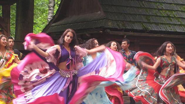 V rožnovském skanzenu v sobotu 24. července vystoupily hudební a taneční festival Romská píseň. Soubory z Maďarska, Slovenska i České republiky nabídly návštěvníkům možnost seznámit se s romskou kulturou.