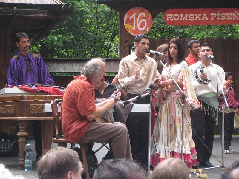 V rožnovském skanzenu v sobotu 24. července vystoupily hudební a taneční festival Romská píseň. Soubory z Maďarska, Slovenska i České republiky nabídly návštěvníkům možnost seznámit se s romskou kulturou.