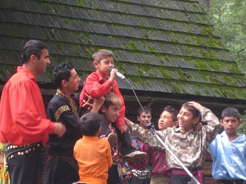 V rožnovském skanzenu v sobotu 24. července vystoupily hudební a taneční festival Romská píseň. Soubory z Maďarska, Slovenska i České republiky nabídly návštěvníkům možnost seznámit se s romskou kulturou.