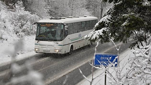 Řidičům na Vsetínsku zkomplikovalo ve středu 10. února 2016 husté sněžení.