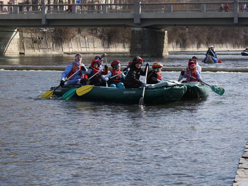 Vsetínští vodáci v sobotu odemkli řeku Bečvu.