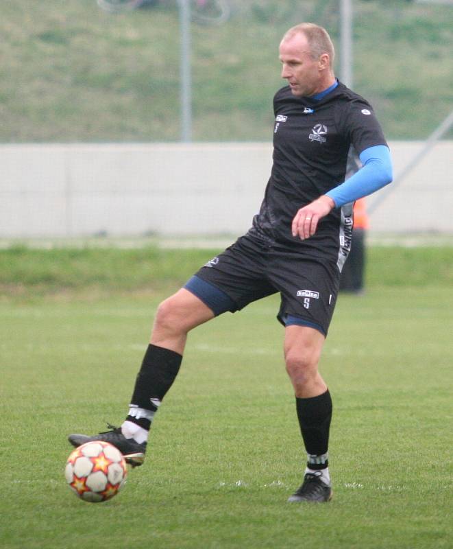 Fotbalisté Vigantic (v černém) se rozloučili s podzimní části I. A třídy skupiny A v derby s Rožnovem pod Radhoštěm přesvědčivou výhrou 5:0. Lví podíl na ni měli největší hvězdy Vigantic Milan Baroš a René Bolf, kteří dali po jedné brance, domácí útočník 