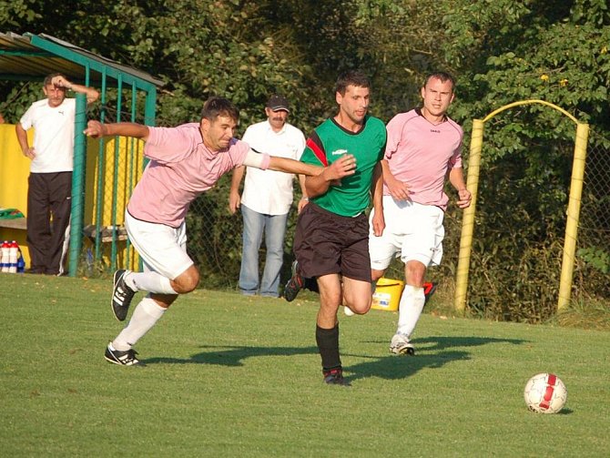 V utkání 1. A třídy porazilo Vidče (zelené dresy) doma Zubří 3:1. 