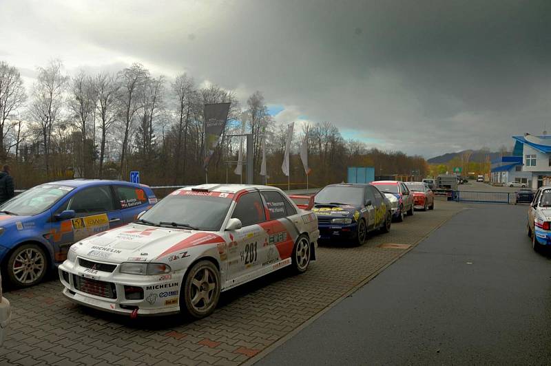 I přes oblačné, místy deštivé počasí se těšila zájmu fanoušků sobotní první etapa 41. ročníku Valašské Rally. Snímky z rychlostních úseků Lešná, Vidče a servisu.