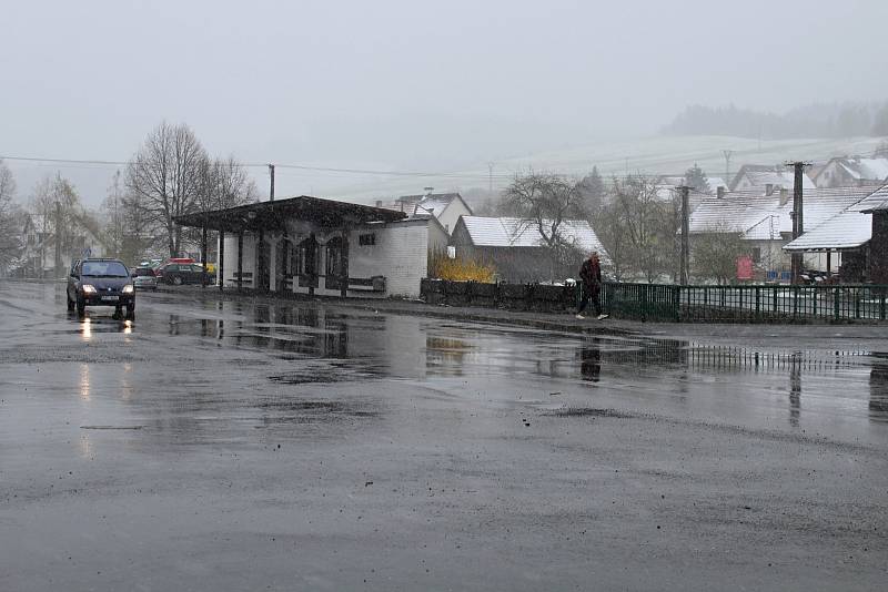 Ačkoli pohled do kalendáře utvrzuje, že je jaro,  na mnohých místech na Valašsku to 19. dubna 2017 vypadalo jako uprostřed zimy.