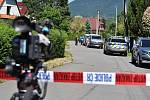 Policisté zasahují ve středu 3. srpna 2022 u rodinného domu v Rožnově pod Radhoštěm, kde po střelbě zemřeli čtyři lidé
