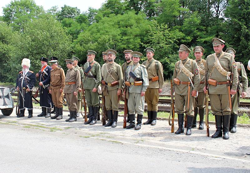 Na nádraží ve Valašských Kloboukách připomněli členové klubů vojenské historie stovkám diváků dobu 1. světové války.