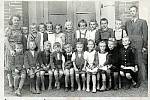 ŠKOLA VE VESELÉ. Na snímku z roku 1948 je s dětmi pan řídící František Tomšík a paní učitelka Květoslava Světová.