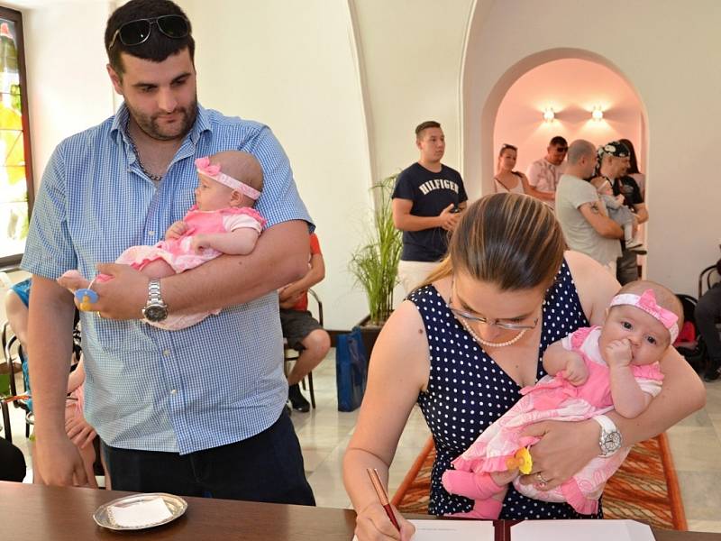  Natálie, Tereza, Sofie, Eliška, Nikola, Anna, Olga, Simon, Radim, Jan, Michael a Jan byly slavnostně přijaty do řad Meziříčanů. Vítání proběhlo ve středu 31. května odpoledne v obřadní síni městského úřadu.