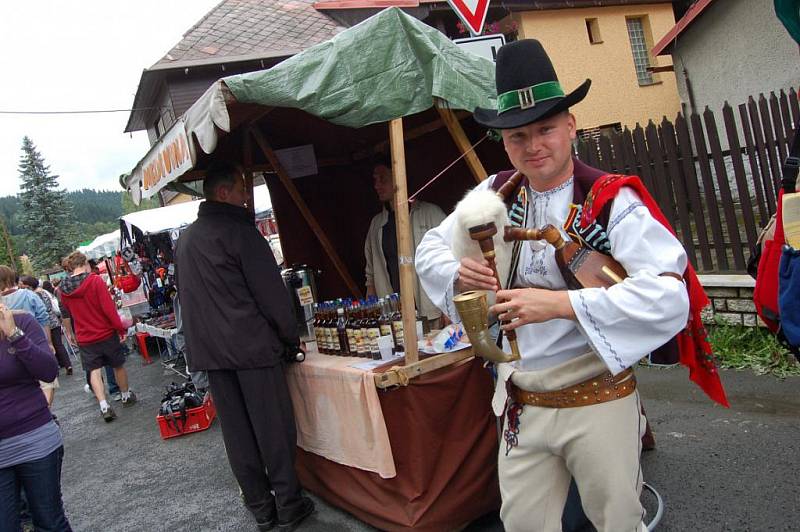 Ve Velkých Karlovicích se v neděli konal tradiční pouť. Centrum obce doslova ucpaly davy lidí.