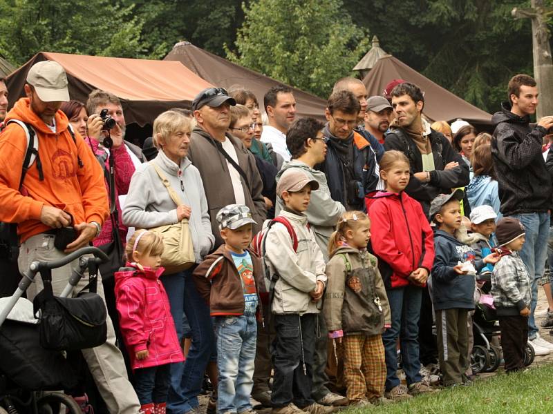 Vystoupení kejklířů diváky zaujalo  