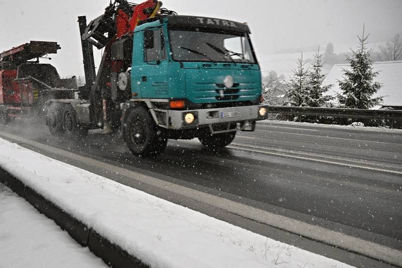 Řidičům na Vsetínsku zkomplikovalo ve středu 10. února 2016 husté sněžení.