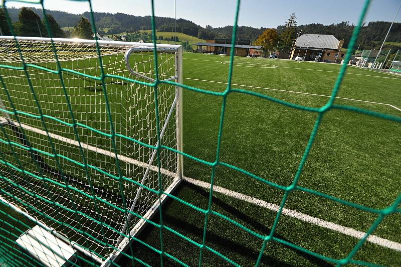 Vidče - fotbalové hřiště s umělým povrchem v rekonstruovaném sportovně-kulturním areálu.