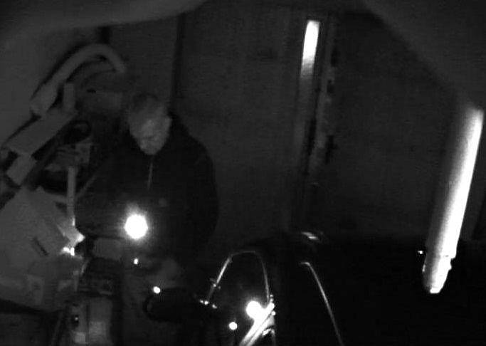 Snímky, které zachycují nezvaného hosta v garáži ve vsetínské Ohradě získali policisté už v listopadu 2016. O pomoc s identifikací muže žádají veřejnost; Vsetín, středa 26. dubna 2017