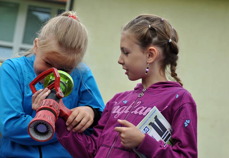 Žáci základní školy v Jablůnce prožili ve čtvrtek 28. června 2012 Den mimořádných událostí: prohlédli si a také vyzkoušeli hasičské vybavení a výstroj.