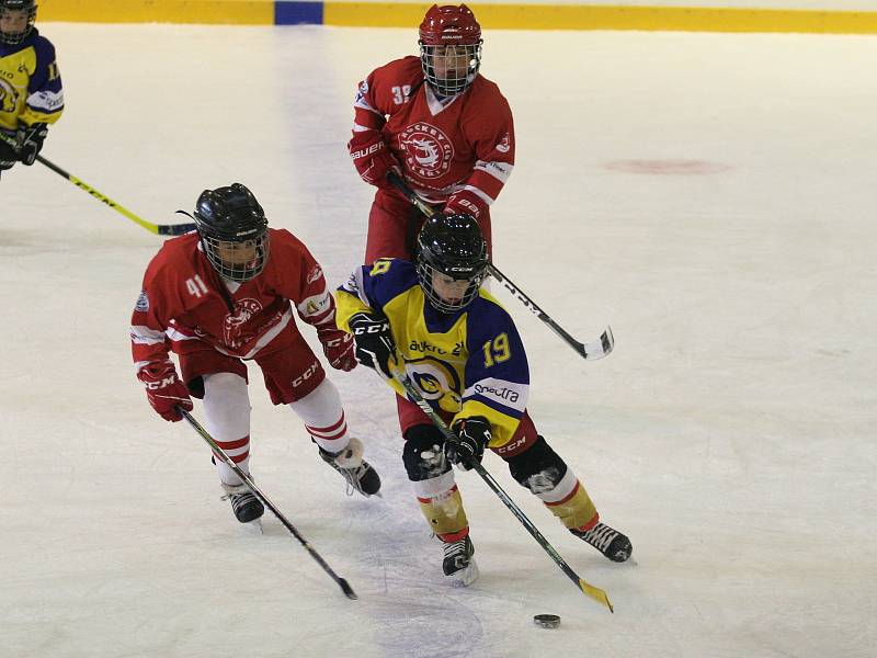 Sobotní Turnaj čtyř mladých 9letých hokejistů (ročník 2012) v Rožnově p. R. ovládli Oceláři z Třince před Berany ze Zlína.
