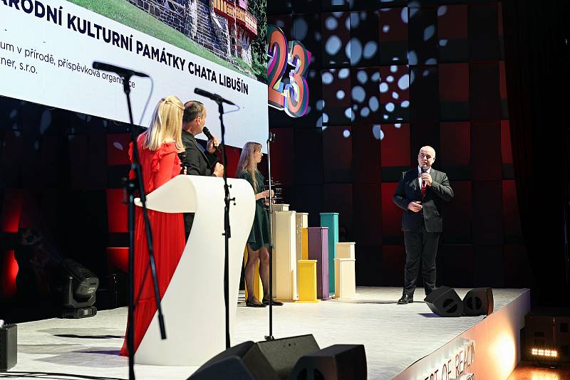 Ředitel Národního muzea v přírodě Jindřich Ondruš přebírá ocenění Award for Excellence za obnovu národní kulturní památky Libušín. Cenu udělila Asociace pro rozvoj trhu nemovitostí.