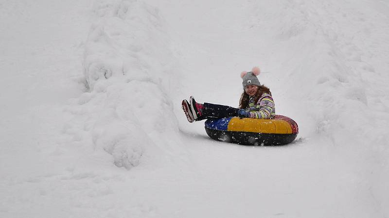 Děti si užívají zimních radovánek na snowtubingové dráze ve Ski areálu Razula ve Velkých Karlovicích.