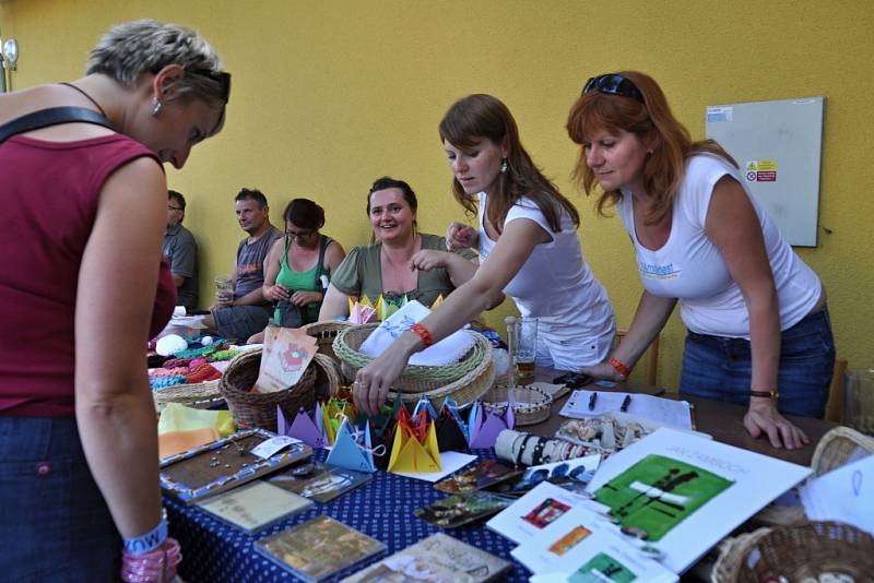 Účinkující a diváci 18. ročníku hudebního festivalu Amfolkfest v osadě Pulčín u Francovy Lhoty.