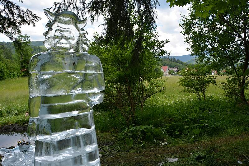 Ledová socha boha Radegasta podpořila postupným roztáním vznik další tůně pod Pustevnami. Založili ji 17.6.2021 v beskydské lokalitě Pod Juráškou v Prostřední Bečvě zástupci Pivovaru Radegast a neziskové organizace ČSOP Salamandr.