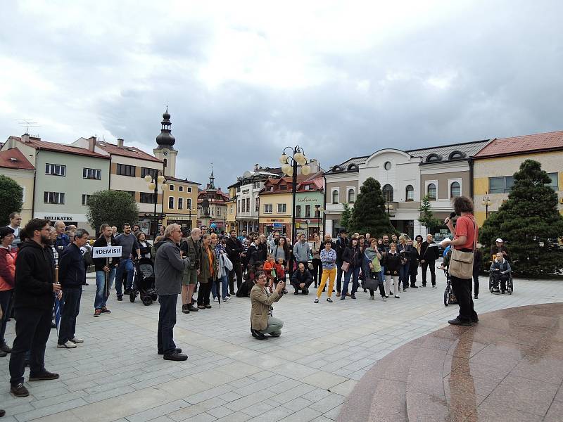 Na 150 lidí přišlo v úterý 28. května 2019 vyjádřit na rožnovské Masarykovo náměstí svůj nesouhlas s vládou Andreje Babiše