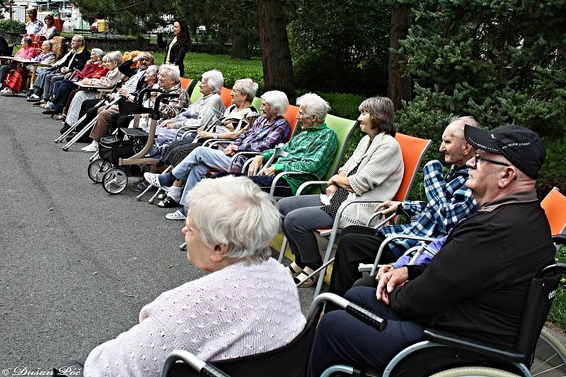 Tanečníci, tanečnice a muzikanti z Velikonočních ostrovů, kteří jsou hosty 50. MFF Liptálské slavnosti, vystupují ve čtvrtek 22. srpna 2019 pro klienty Domova Harmonie ve Vsetíně.