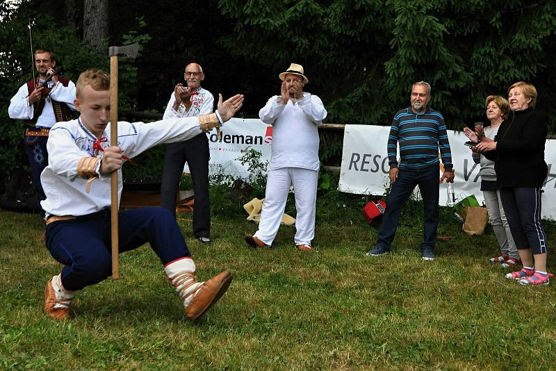 Na louce u Korytářů na Soláni na Horním Vsacku se v pátek 25. června 2021 konala soutěž O nejlepšího sekáče Soláně. Na snímku ukázka valašského tance odzemek za doprovodu CM Soláň.
