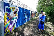 Druhý ročník Graffiti Jam Valmez ozdobil zeď ddělující průmyslový areál od Huťského lesíku.