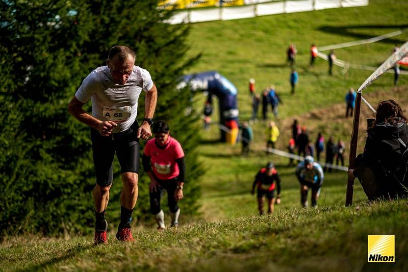 Dvě stě padesát dospělých sportovců a k tomu dalších dvě stě dětí se v sobotu 16. října závodem Běhej Valachy rozloučilo s 9. ročníkem seriálu Valachy tour v Resortu Valachy v prosluněných Velkých Karlovicích. Vítězem Běhej Valachy na 12tikilometrové trat