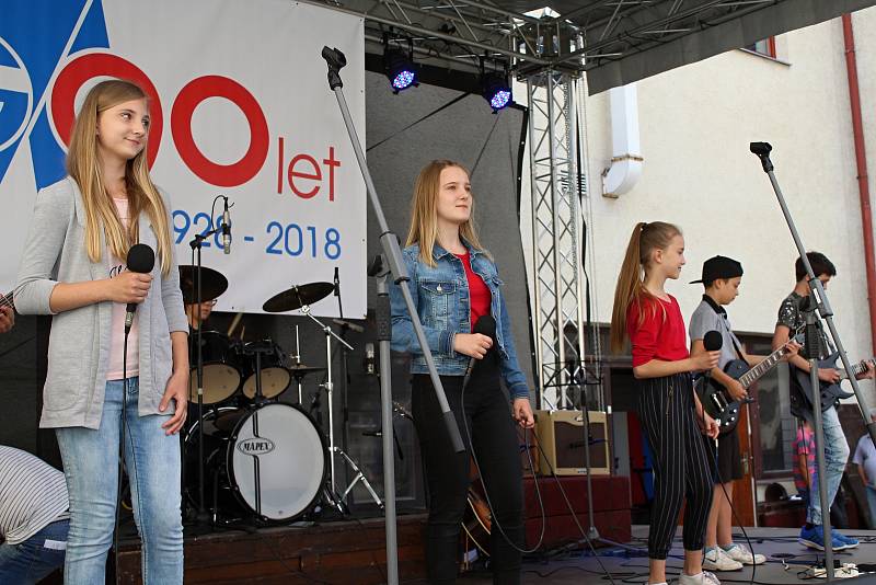 Oslavit 90 let Masarykova gymnázia přišly stovky studentů, absolventů i kantorů. Prohlédli si školu, vzpomínali na studentská léta a bavili se kulturním programem. Úspěch sklidila mladá kapela Docela.