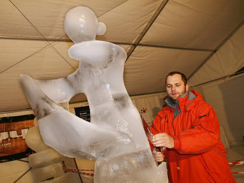Sochař Jaroslav Holec pracuje na exponátu, který se měl původně jmenovat Anděl. Návštěvníci ale sochu přejmenovali na Ledovou královnu.