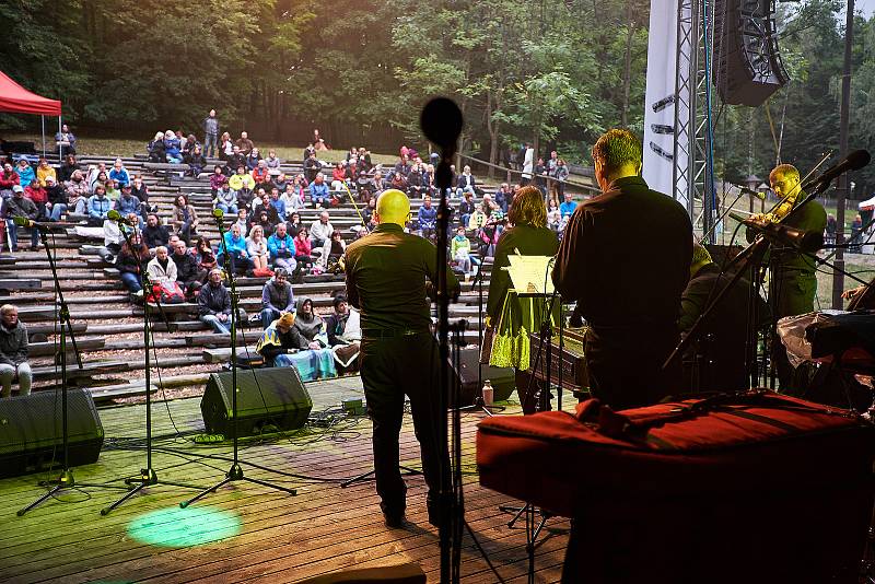 V amfiteátru Na Stráni ve Valašské dědině v Rožnově pod Radhoštěm se v sobotu 2. září 2017 konal první ročník mezinárodního festivalu lidského hlasu s názvem Hlasy. Pořadatelem byl rožnovský spolek Fujaré. Hlavní hvězdou večera byla známá česká zpěvačka I