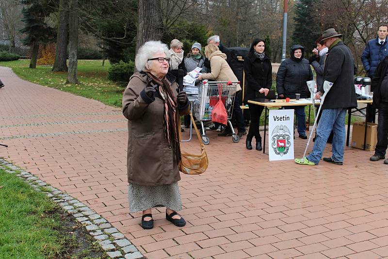 Desítky lidí si u příležitosti Dne boje za svobodu a demokracii připomněly historicky významný den. U památníku obětem totality v Panské zahradě ve Vsetíně zavzpomínala na listopadové události zástupci města a Blanka Andělová ze Svazu bojovníků za svobodu