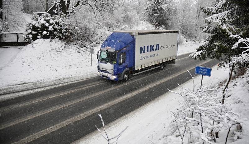 Řidičům na Vsetínsku zkomplikovalo ve středu 10. února 2016 husté sněžení.