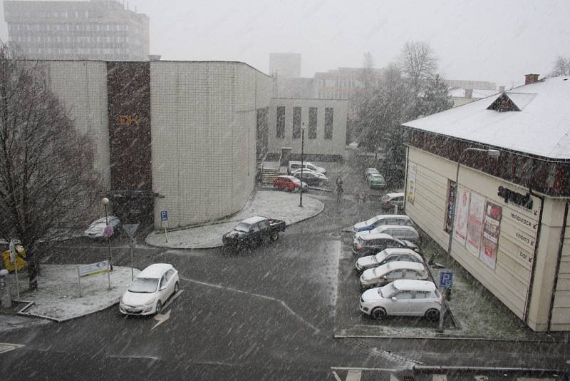 Jarní sněžení ve Vsetíně v úterý 31. 3. 2015 hodinu před polednem.