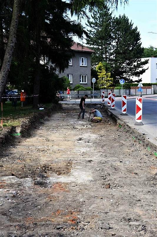 V Žerotínově ulici ve Valašském Meziříčí narazili dělníci při stavbě nového chodníku a pruhu pro cyklisty na základy původní městské hradby a dvou domů.